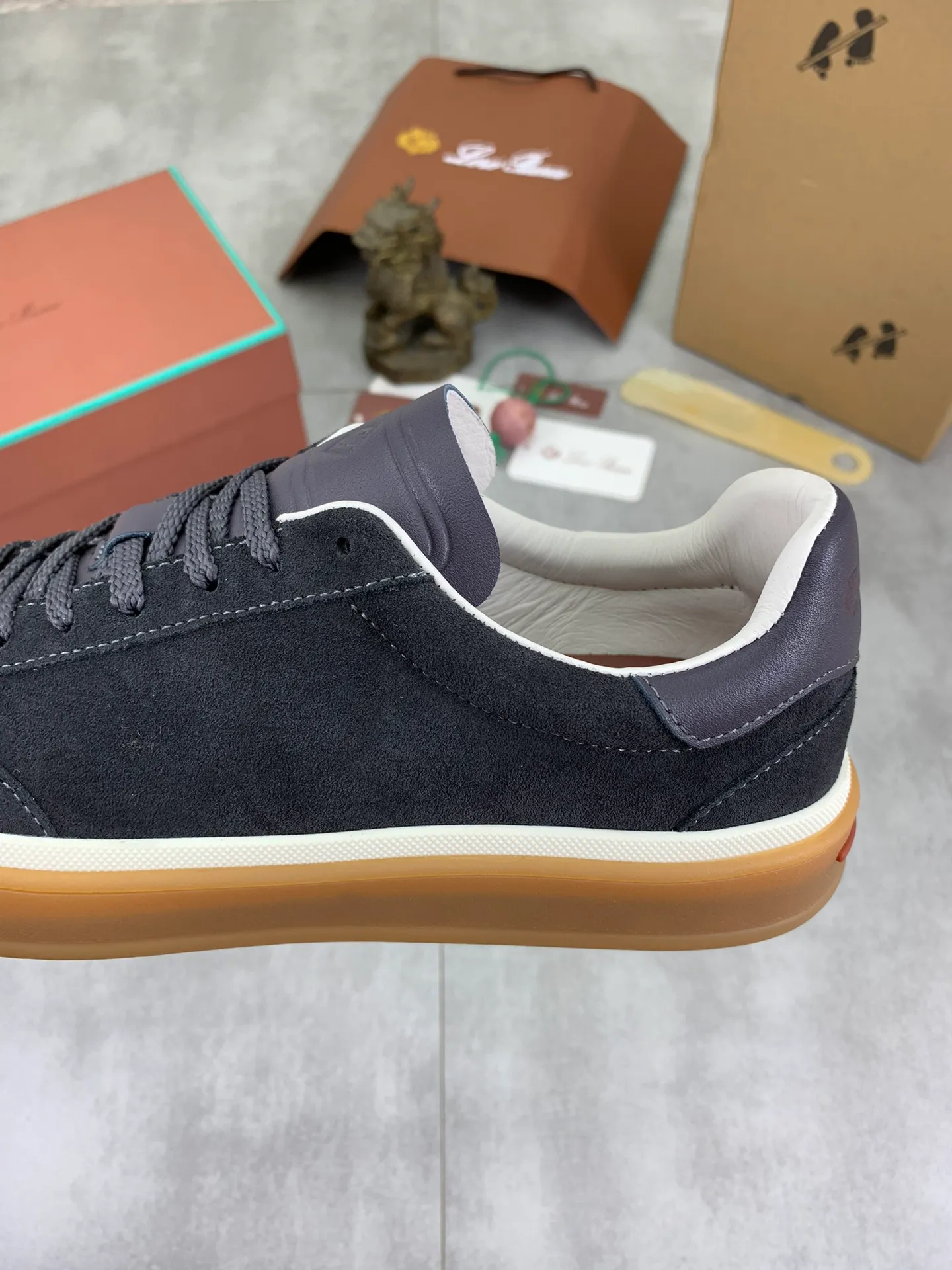 Men's Men's Shoes 💰P540 New 💰High Quality Loro Piana 💯Top Authentic Grade💯Buy the original 1:1 copy💯 Founded the existing Loro Piana company on April 24, 1924. It is now the sixth generation of family business, providing top quality products to customers who are discerning in taste and quality. Imported original fabrics, made of plain calfskin lining. Hand-sewn threads with cowhide feet. Original packaging. Size: 38-45. 7⃣️ colors available.